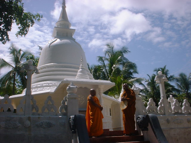 at Uggalboda temple in Kalutara with Maha nayaka Thero in  2006.JPG